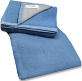 De Promesse deken van Aabe, uitgevoerd in een prachtige blauwe kleur en vervaardigd uit zachte scheer
wol.
